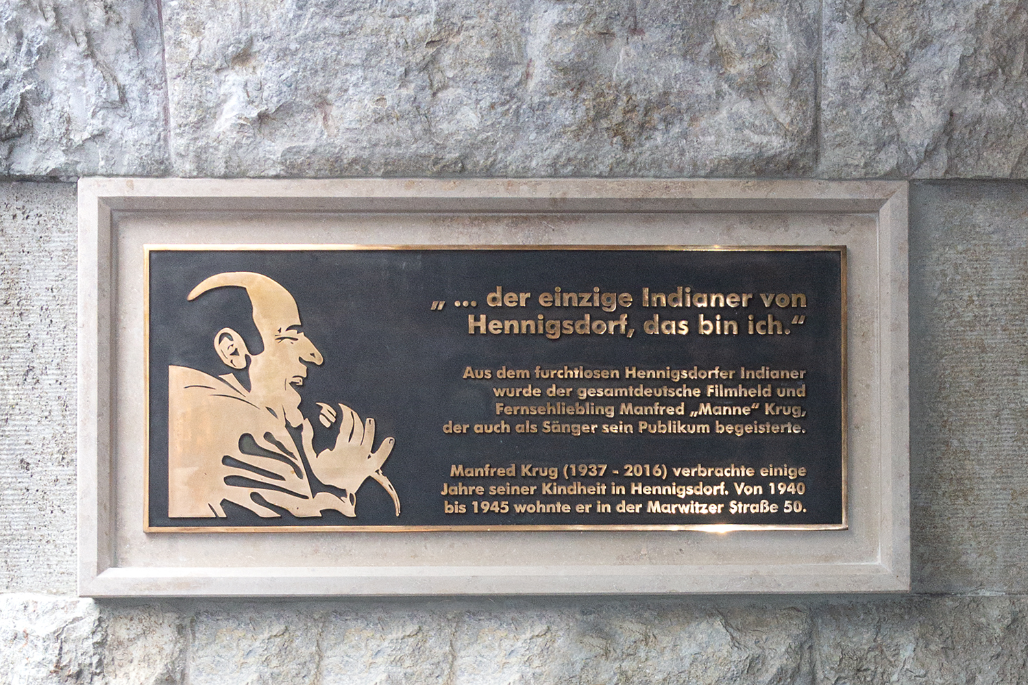 Der einzige Indianer von Hennigsdorf, das bin ich. Erinnerungstafel für Manfred Krug