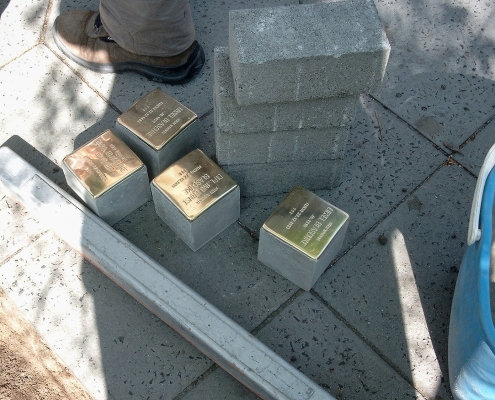 Stolpersteinverlegung am 11. Mai 2006.