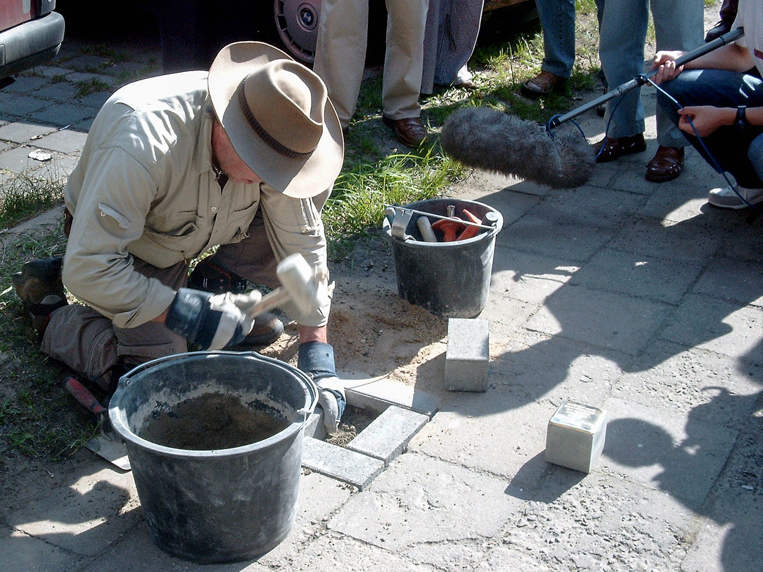 Stolpersteinverlegung am 11. Mai 2006.