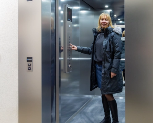 Fahrt frei. HWB-Mitarbeiterin Anja Vogel konnte nach sechseinhalb Wochen Bauzeit den neuen Aufzug in Betrieb nehmen.