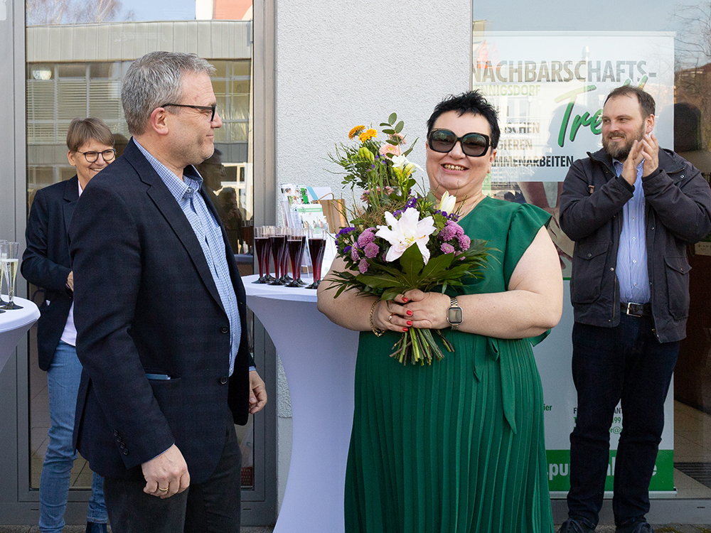 Blumen zur Begrüßung für Quartiersmanagerin Arletta Zebrowski