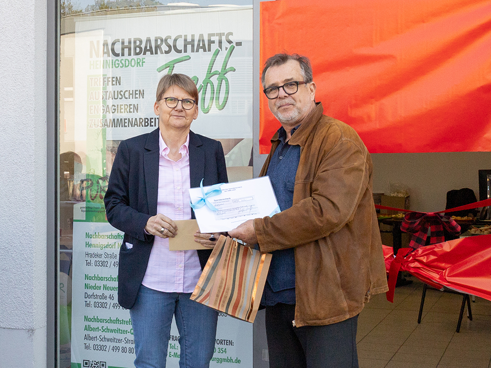 HWB-Geschäftsführer Holger Schaffranke hatte für den neuen Nachbarschaftstreff einen Spendenscheck über 500 Euro mitgebracht.