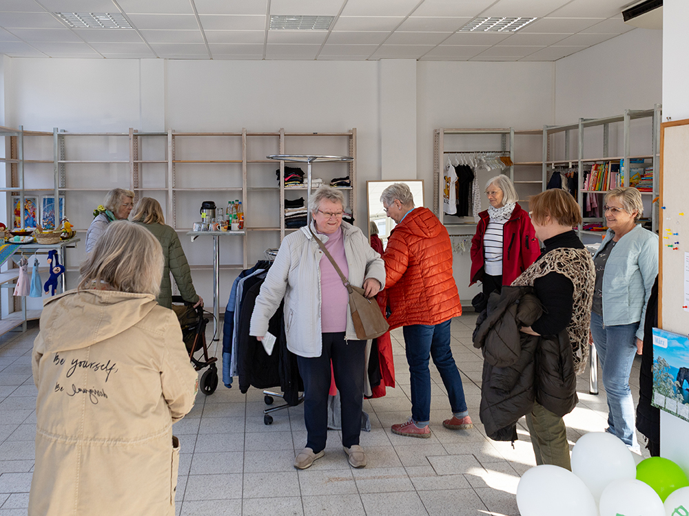 Die Gäste der Eröffnungsveranstaltung durften auch schon einen Blick in das zukünftige „Schatzkästchen“ werfen. Der Spendenladen öffnet am 1. April seine Türen.