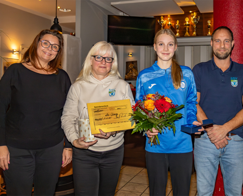 Sportlerin des Jahres Zoé Dierig mit Laudatorin Nadine Karolczak von der HWB (links) sowie Ramona Magdanz und Norman Brennert vom Stadtsportverband.