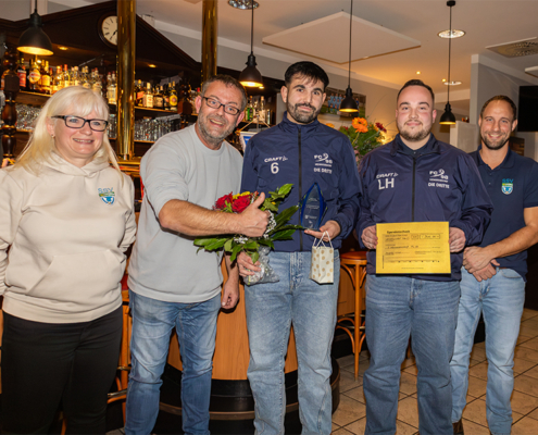 Lucas Hilgenfeld ( 2.v.r.), Trainer der 3. Herren-Mannschaft des FC 98, links daneben Kapitän Mert Cinar, Laudator Sven Schürer (2.v.l.) sowie Ramona Magdanz und Norman Brennert vom Stadtsportverband.