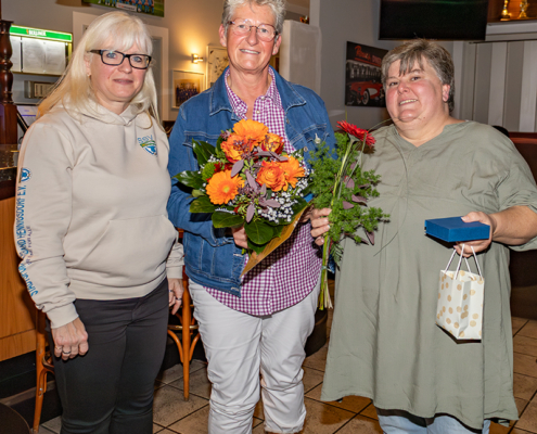 Ramona Magdanz vom Stadtsportverband (l.) mit Ehrenamtspreisträgerin Kerstin Helmecke und Gitte Hengmith (r.). Die künftige Vorsitzende des Behinderten Sportvereins hat den zweiten Gewinner des Ehrenamtspreises, Mario Helmecke, bei der Preisverleihung vertreten.