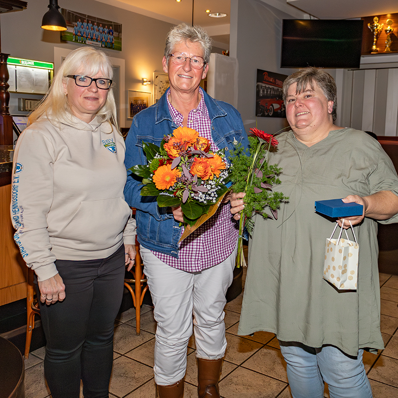 Ramona Magdanz vom Stadtsportverband (l.) mit Ehrenamtspreisträgerin Kerstin Helmecke und Gitte Hengmith (r.). Die künftige Vorsitzende des Behinderten Sportvereins hat den zweiten Gewinner des Ehrenamtspreises, Mario Helmecke, bei der Preisverleihung vertreten.