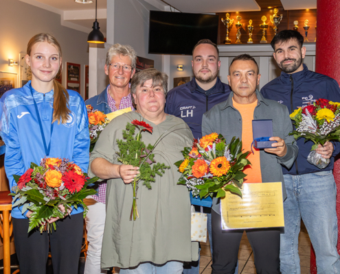 Ausgezeichnet. Sportlerin des Jahres Zoé Dierig, Kerstin Helmecke (Ehrenamtspreis) und Gitte Hengmith als Vertretung für Mario Helmecke (Ehrenamtspreis), Lucas Hilgenfeld und Mert Cinar von der 3. Herren-Mannschaft des FC 98 sowie Trainer des Jahres Wesselin Russev (v.l.n.r.)