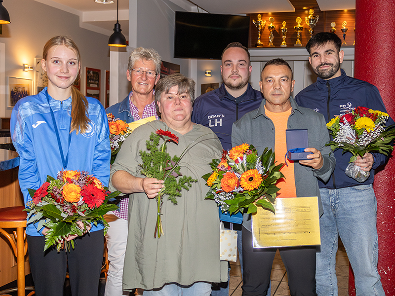 Ausgezeichnet. Sportlerin des Jahres Zoé Dierig, Kerstin Helmecke (Ehrenamtspreis) und Gitte Hengmith als Vertretung für Mario Helmecke (Ehrenamtspreis), Lucas Hilgenfeld und Mert Cinar von der 3. Herren-Mannschaft des FC 98 sowie Trainer des Jahres Wesselin Russev (v.l.n.r.)