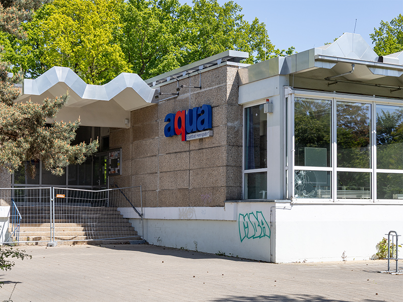 Der mit Bauzäunen abgesperrte Eingangsbereich des alten Aqua-Stadtbades.